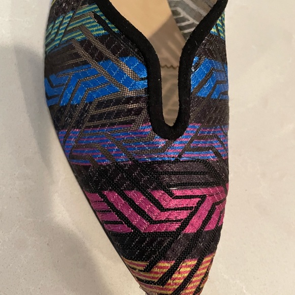 Stunning multicolored embroidered mesh flat - Picture 5 of 7
